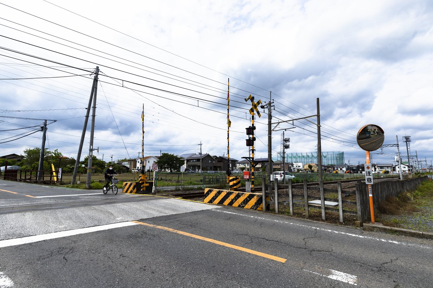 踏切から「競馬場通り」を進んでいく