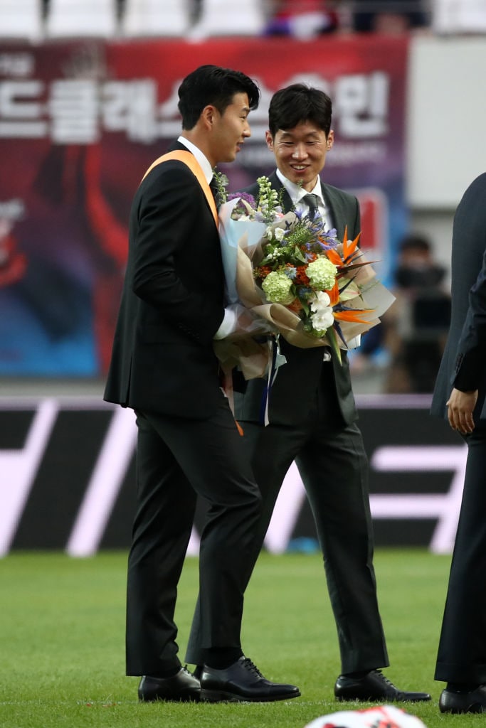 試合前、パク・チソンに祝福されるソン・フンミン。ブラジルとの力の差を認めた　©Getty Images