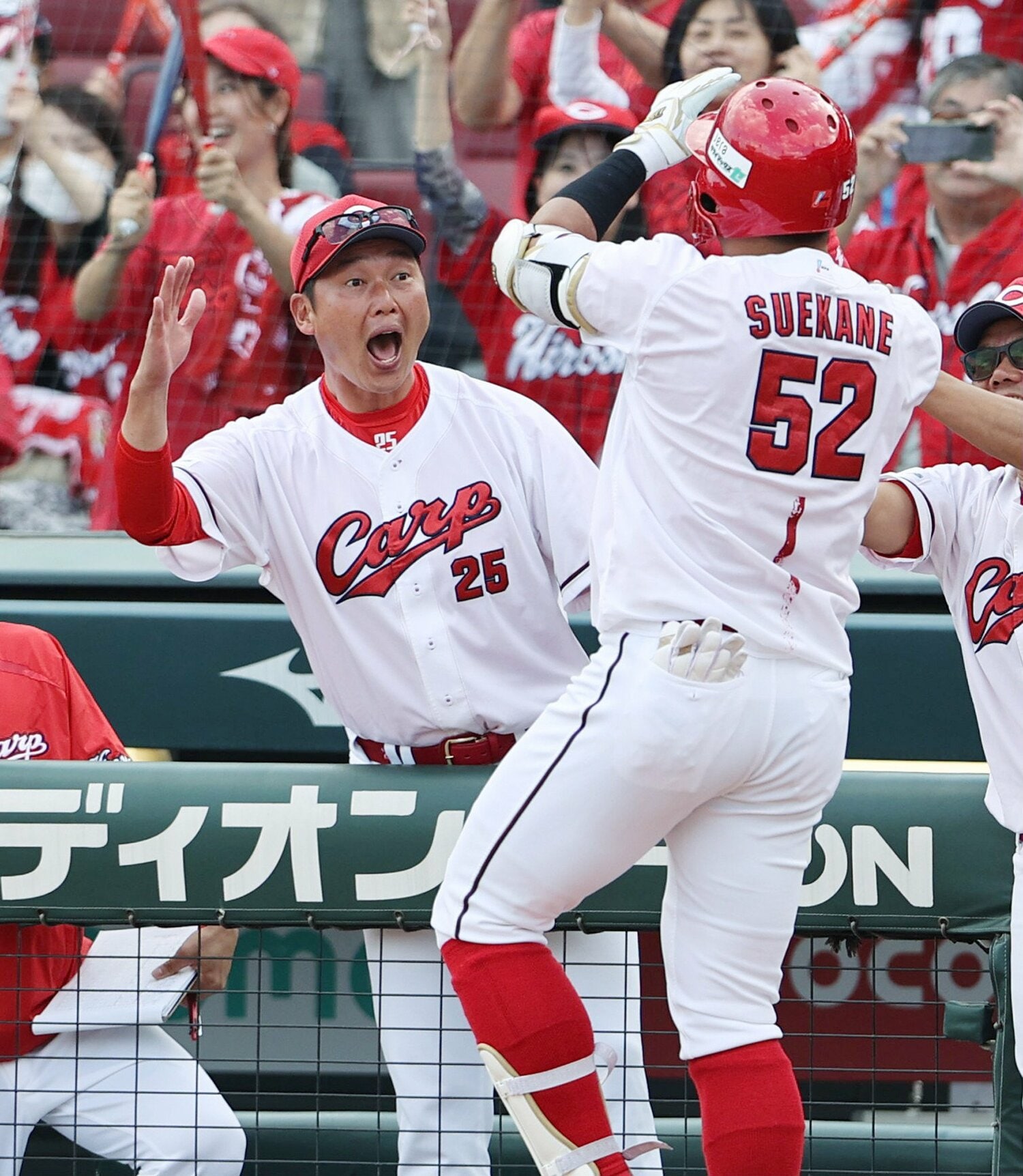 CS第2戦の末包のホームランにハイタッチで応える新井監督　©︎JIJI PRESS