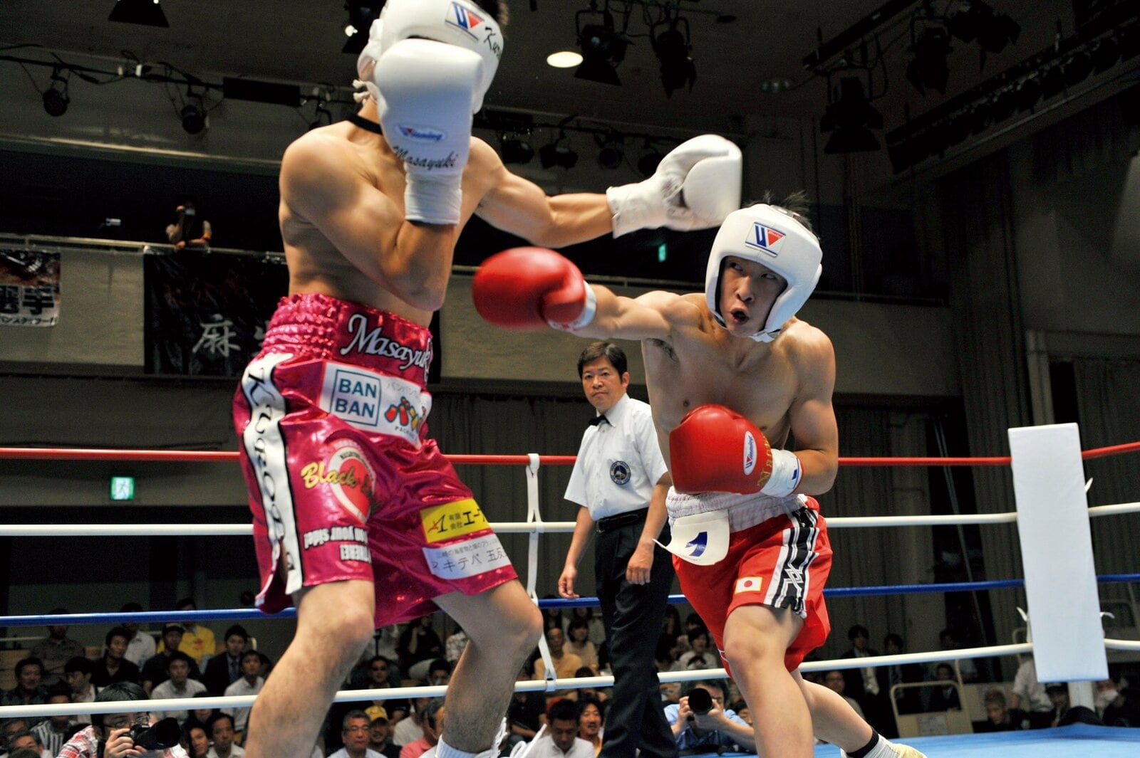 井上（右）の公開プロテストでは現役日本王者として相手を務めたが3ラウンド通じて押され気味だった　©Hiroaki Yamaguchi