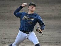 なびく髪、週休2日制、異色のユニフォーム…甲子園初出場・浜松開誠館の「高校野球離れ」した柔軟さ 元プロ監督は“筋肉＞技術”改革に着手 - 高校野球 -  Number Web - ナンバー