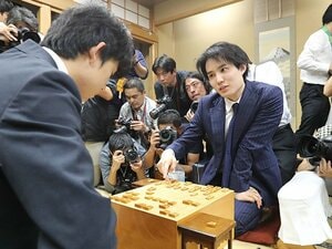 “藤井聡太14歳の30連勝を阻んだ男”佐々木勇気とは何者か「NHK杯で藤井撃破→竜王戦に挑戦」「スポーツ青年…最近の趣味は盆栽や書道」