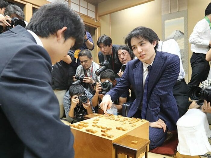 “藤井聡太14歳の30連勝を阻んだ男”佐々木勇気とは何者か「NHK杯で藤井撃破→竜王戦に挑戦」「スポーツ青年…最近の趣味は盆栽や書道」<Number Web> photograph by JIJI PRESS