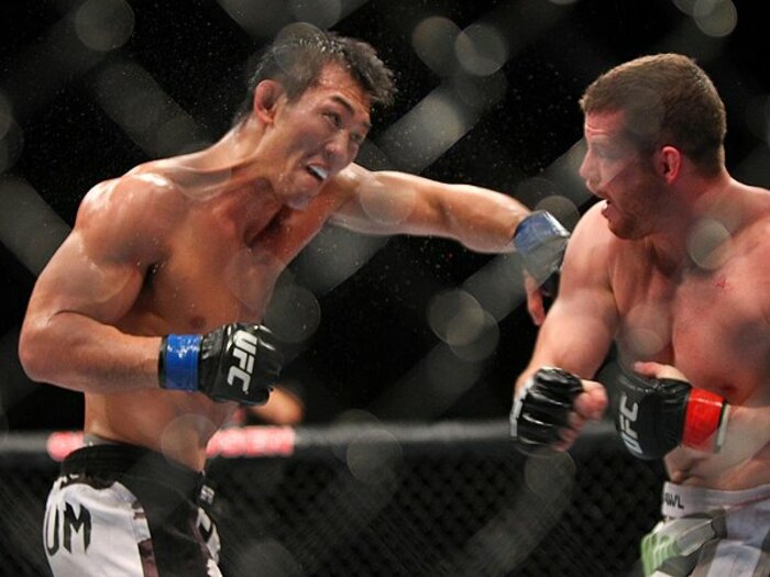 UFCの頂点へ向かう、“稲妻”岡見勇信の成長。~ミドル級タイトルマッチ挑戦へ~<Number Web> photograph by Susumu Nagao