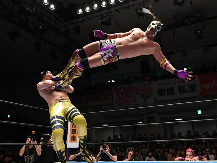 オカダ・カズチカがマスクマンに！つかの間のルチャと、鈴木みのる戦。＜Number Web＞ photograph by Essei Hara