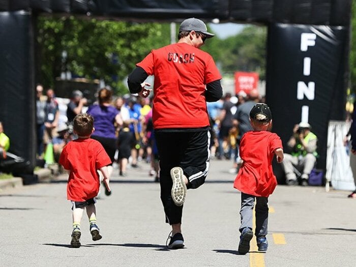 コロナ自粛の街で広がる親子ラン。我が子と一緒に楽しく走る秘訣は？＜Number Web＞ photograph by Al Bello/Getty Images