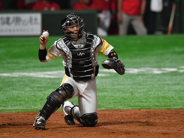 甲斐拓也選手本人実使用フットガード 甲斐拓也を支える捕手用具の匠。大阪の下町メーカーの技術とは