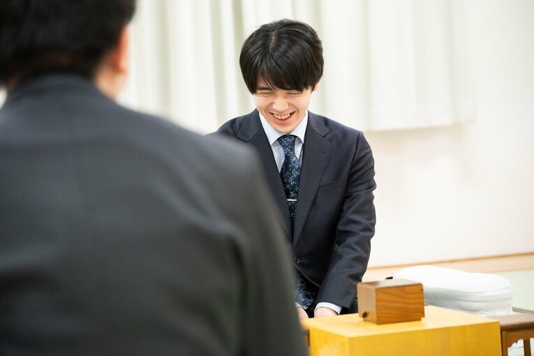 普段の公式戦では見られない……藤井聡太竜王・名人の素朴な笑顔と“素の表情”（全20枚超）　©Nanae Suzuki