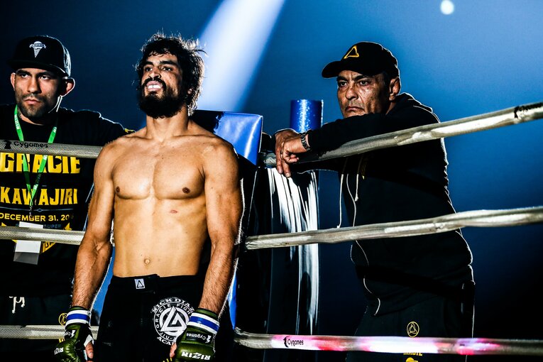 次男クロン・グレイシーのセコンドについたヒクソン・グレイシー　©RIZIN FF Susumu Nagao