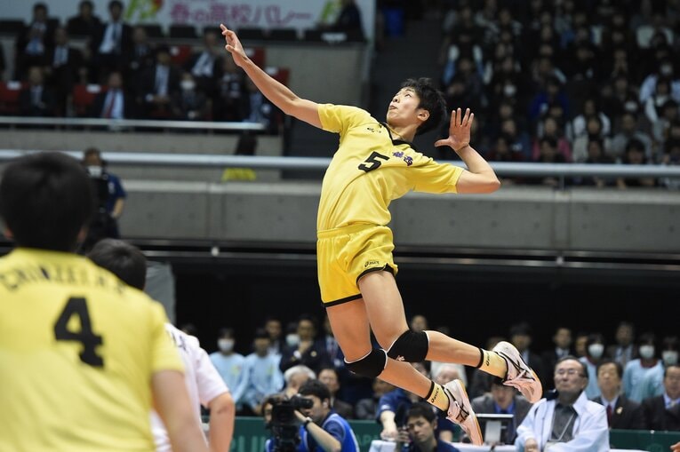 春高バレーで準優勝に貢献した当時高校2年生の宮浦（2016年1月10日）©︎AFLO SPORT
