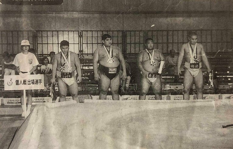 当時の資料写真。1998年のインターハイ、ダグワドルジ（朝青龍、右端）は初出場ながら個人戦で3位になった