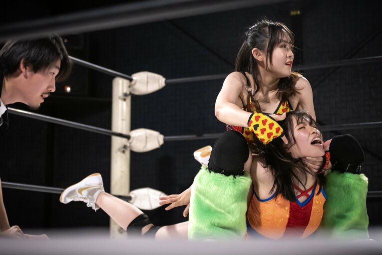 「ぶりっ子キャラだし、なにこの子って（笑）」慶應大、異例の“学生アイドルレスラー”はいかに生まれたか？ 無村架純が引退後に明かした本音(37)