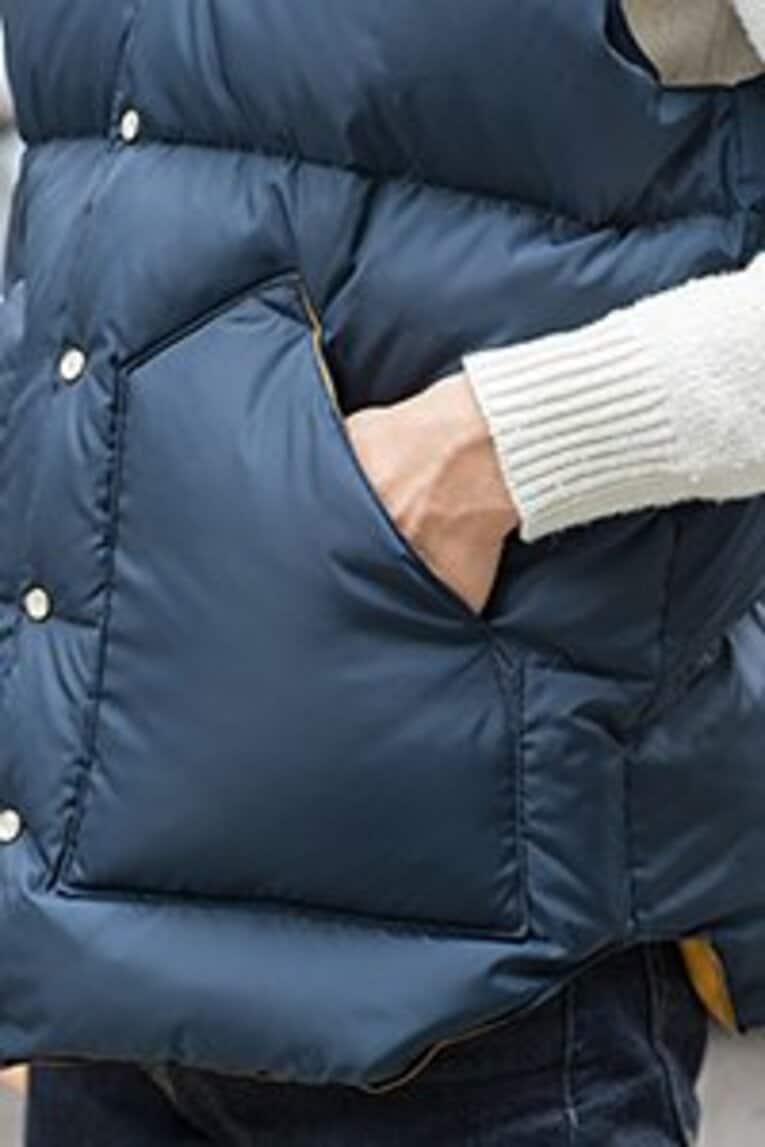 胴体の前面にあるポケットはハンドウォーマー機能もある。寒い日のデートは、彼女とこの中で手をつなぐ……という高等テクニックも！　内側には鍵や小銭を収納できるベルクロ付きの小ポケットを装備。
 