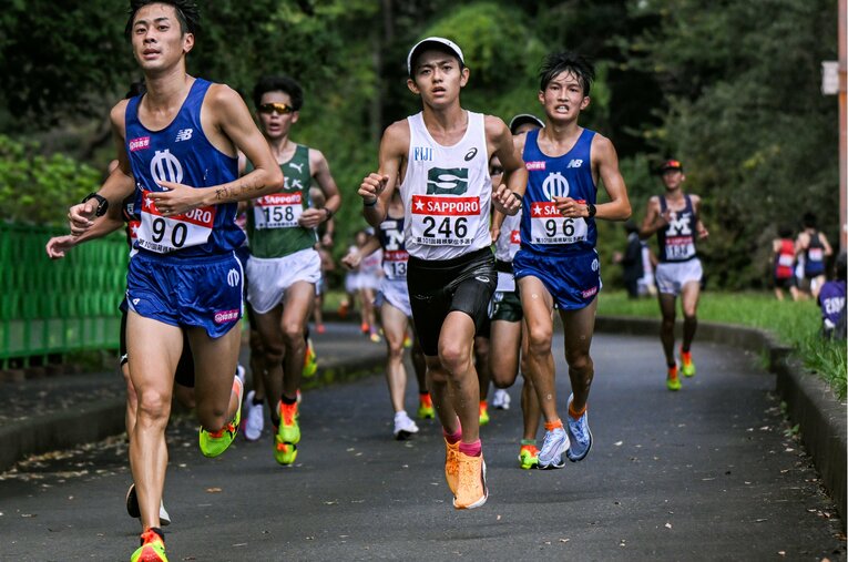 過酷なコンディションのなか力走する選手たち。中央の白いユニフォームは2位となった専修大学の具志堅一斗 ／ photograph by Nanae Suzuki