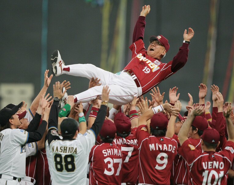 2009年10月24日、楽天・野村克也監督「最後の日」。楽天、日本ハム両チームの選手に胴上げされる　©JIJI PRESS