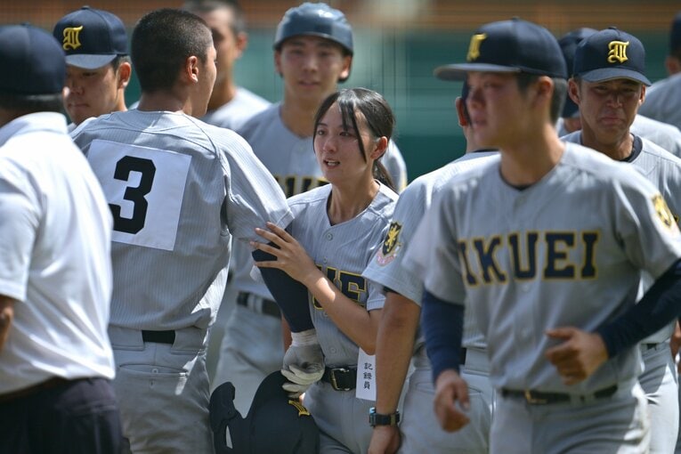 準々決勝・智弁和歌山戦で敗れ、肩を落とす選手を励ます星よつはさん　©Hideki Sugiyama