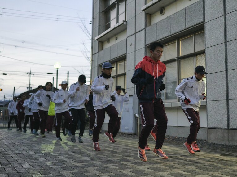 集合が終わると動きづくりのドリルとウォーミングアップに。校内のわずかなスペースを利用して行う　©Yuki Suenaga