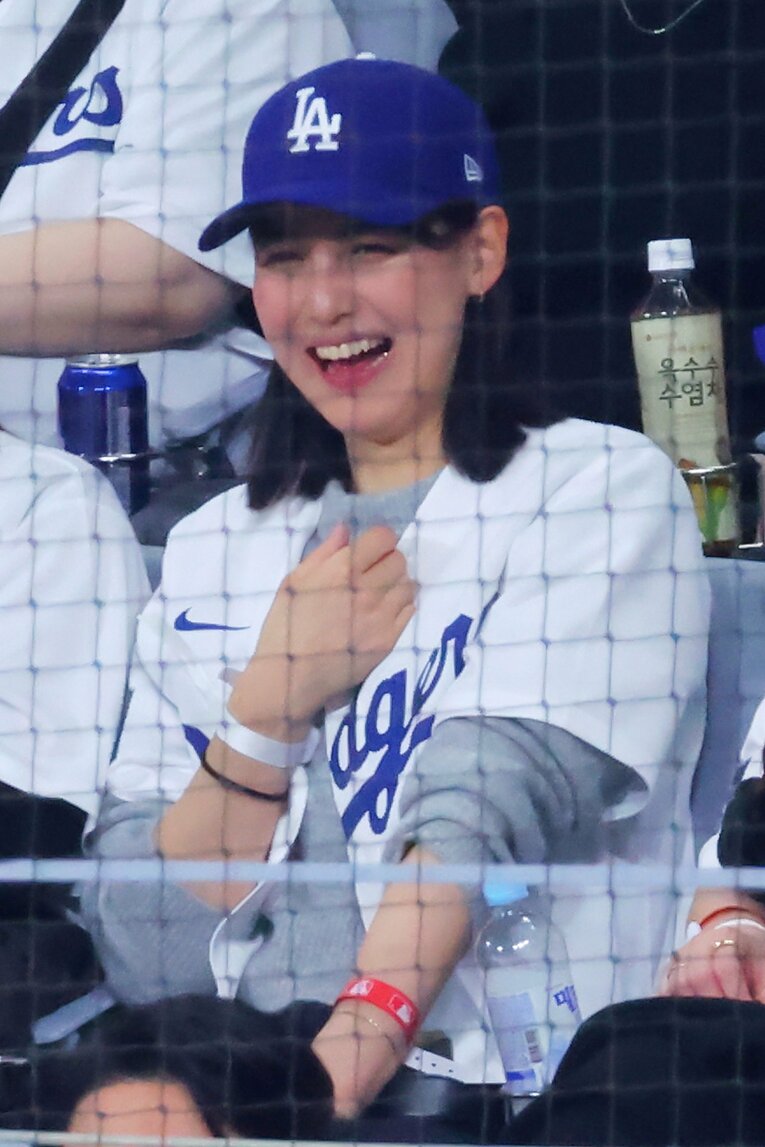 妻の姿もテレビで映された　©AFLO