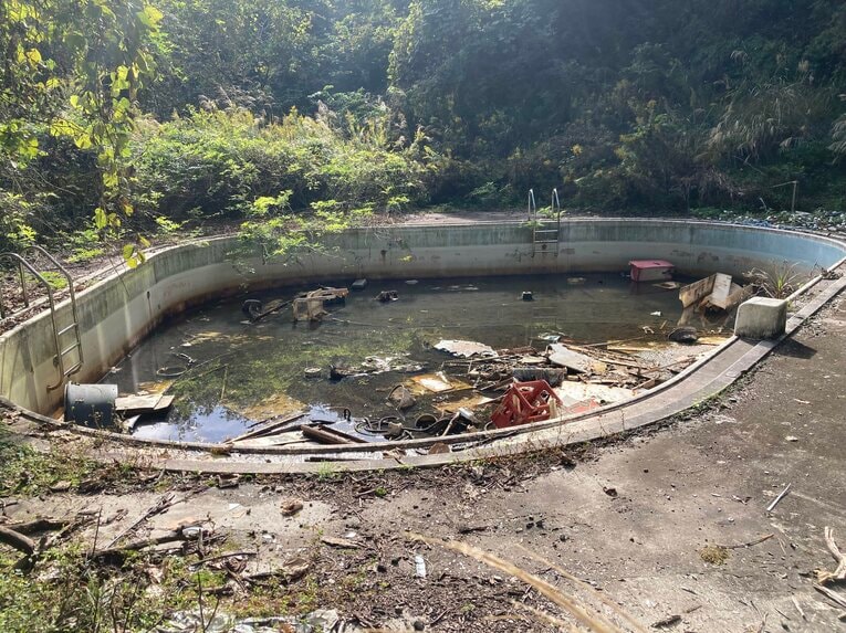 かつては中に観客を入れ、サイドで試合を行っていたプールも現在はこのありさま　©Hiroki Kakehata