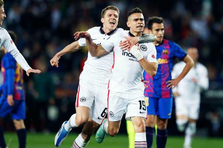 「初めて日本人がバルサのカンプノウで勝利」歴史的瞬間を撮った… 鎌田大地のアシストと献身に感動した理由〈長谷部誠も出場〉(16)