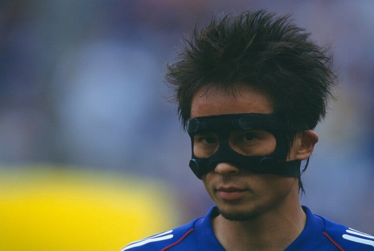 宮本恒靖は大会直前の鼻骨骨折の影響でフェイスガードをつけてプレーした　©Naoya Sanuki