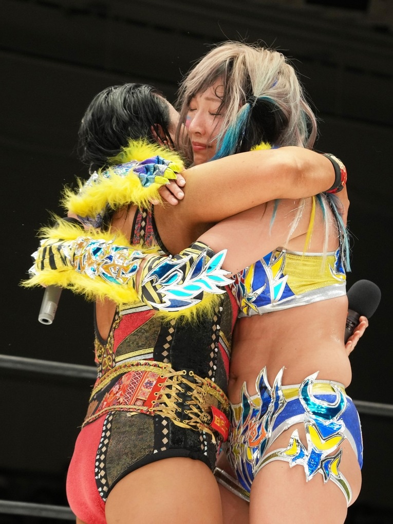 里村明衣子と抱き合うウナギ・サヤカ　©Essei Hara