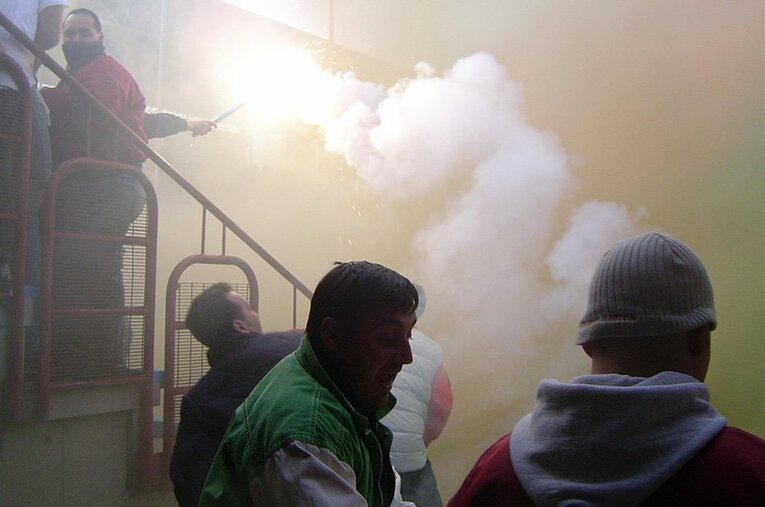 潜入写真！無法ウルトラスの実態。スタジアム内を包む炎に発煙筒……。(17) ／ photograph by Takashi Yuge