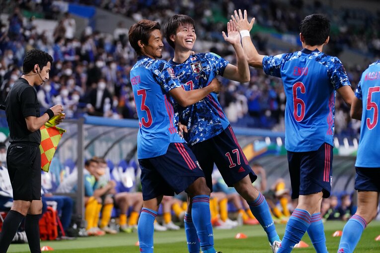 ゴールを決めた田中を祝福する守田（左）と遠藤。3人の絶妙な連携が、豪州戦のカギだった