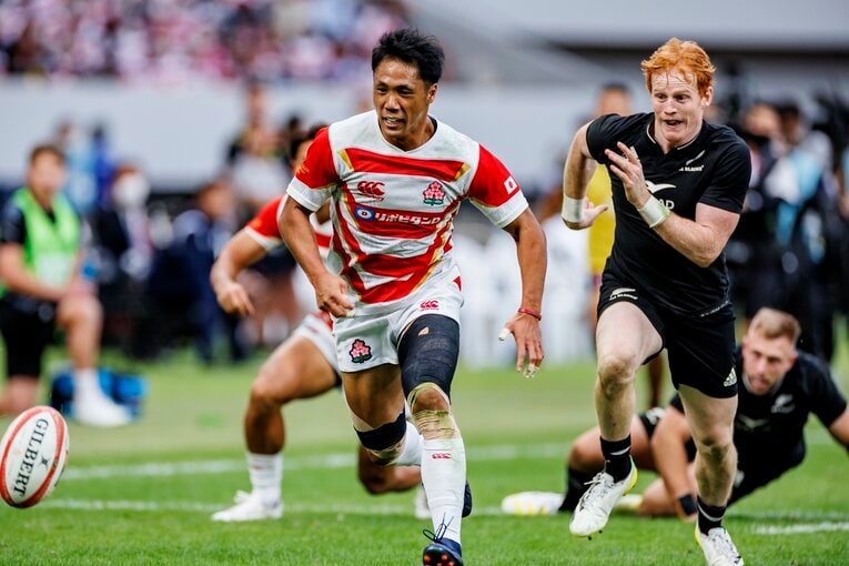 前半37分、日本の最初のトライをあげたSO山沢　©︎Kiichi Matsumoto