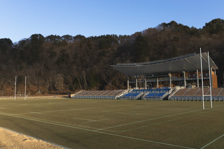 鵜住居復興スタジアム、メインスタンド（奥）はこんな感じ