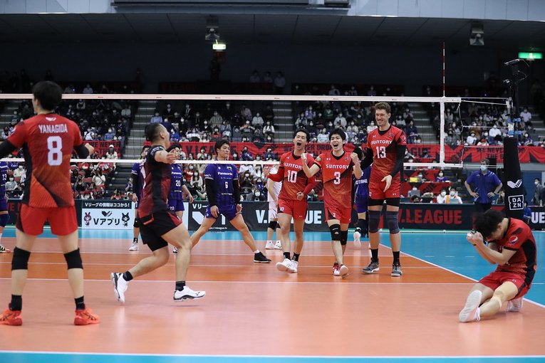 決定力のある攻撃陣が揃い、オポジットのムセルスキー（13番）だけに頼らない攻撃で頂点に立った　©︎V.LEAGUE
