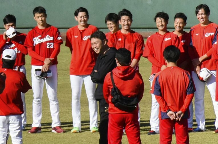 秋季キャンプ合流初日に選手を集めて新井新監督が話をすると、選手たちの表情に笑顔が広がった ／ photograph by KYODO