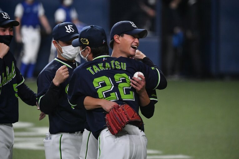 プロ初完封の高橋と抱き合う高津監督　©Hideki Sugiyama