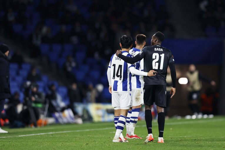 【映像に映らないタケクボの素顔／全13枚中の13枚目】ピッチイン直後にもババと再会の挨拶　©Daisuke Nakashima