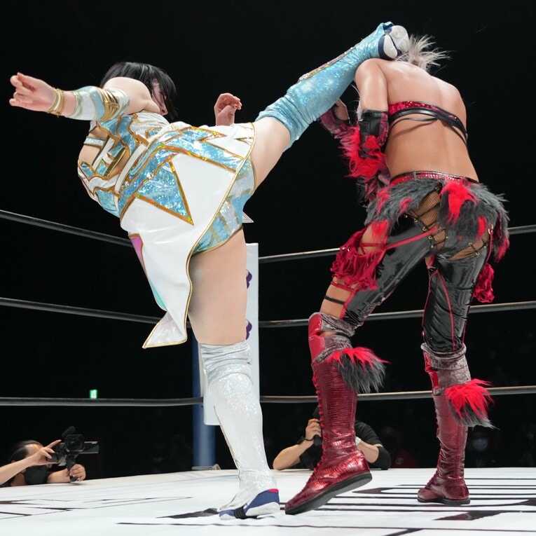 さくらあやのハイキックがジュリアの後頭部を捕らえる　©Essei Hara