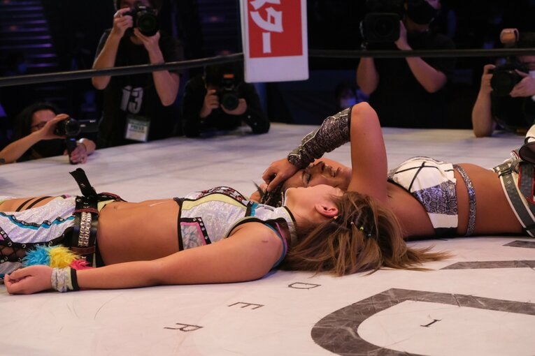 スターダム退団マッチで小波が“亡き戦友”木村花の技に込めた意味とは？ 対戦したジュリアは試合中に涙…「まだまだNEVER ENDです」(30)