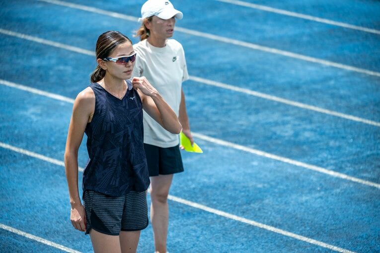 師事する飛田奈緒美コーチ（奥）は三段跳の日本選手権入賞経験もあり、男子走高跳前日本記録保持者の醍醐直幸氏の妻でもある　©Takuya Sugiyama