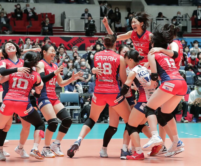 6年ぶりにVリーグを制したレッドロケッツ。「うちの選手は他のチームの選手よりも立ち上がるスピードが0.1秒ぐらい違う。人間は0.1秒で80センチぐらい動けるので、届かないボールにも手が届くんです」（里）　©︎JIJI PRESS