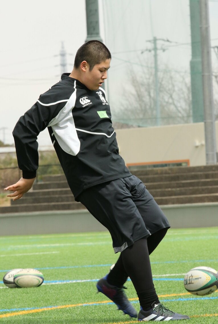 チームメイトと練習する信也さん　写真提供：Elite Rugby Academy