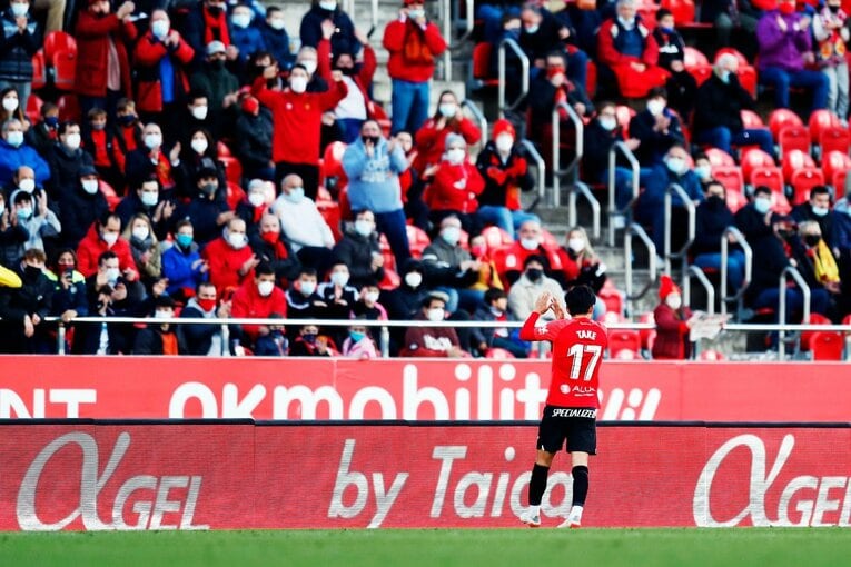 久保建英“オレが蹴る”FK弾→手荒い祝福に「い、痛いんですけど」 カメラマンが至近距離でとらえた一撃と、ファンから“感謝の大拍手”(43)