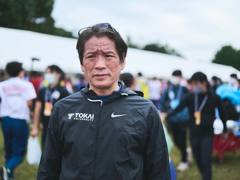 佐久長聖時代の教え子を見守り続けた東海大・両角監督　©Yuki Suenaga