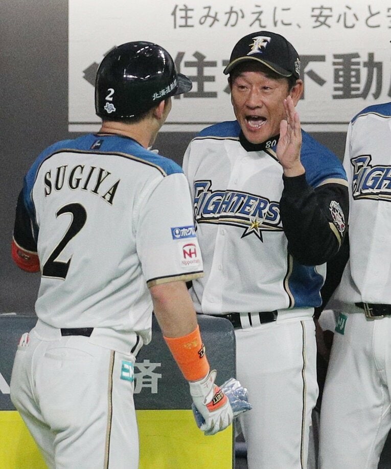 杉谷を笑顔で迎える栗山監督（2019年撮影）　©︎Kyodo News