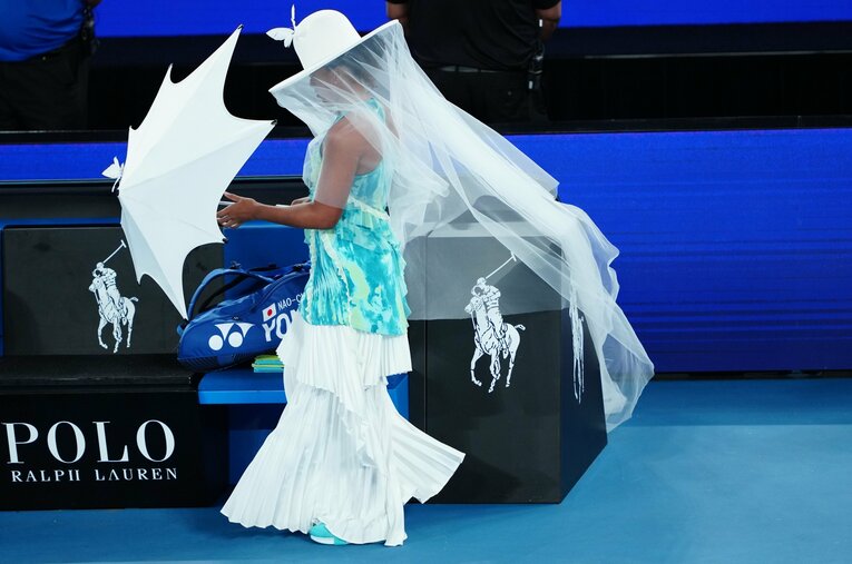 今季四大大会初戦の全豪オープンにド派手なウェアで登場した大坂。だが不本意な騒動の末に棄権となってしまった。彼女の全豪にかけた思いとは？ ／ photograph by Getty Images