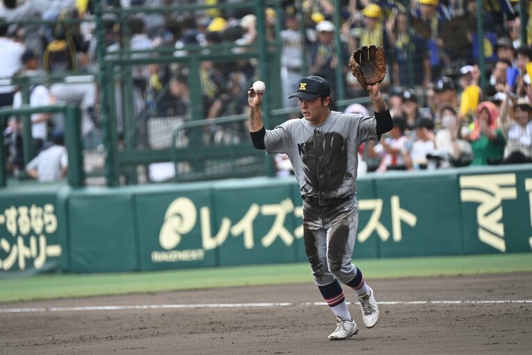 慶応高のキャプテン・大村昊澄。仙台育英との決勝戦、泥だらけのユニフォームでプレーしていたのだが…　©Naoya Sanuki