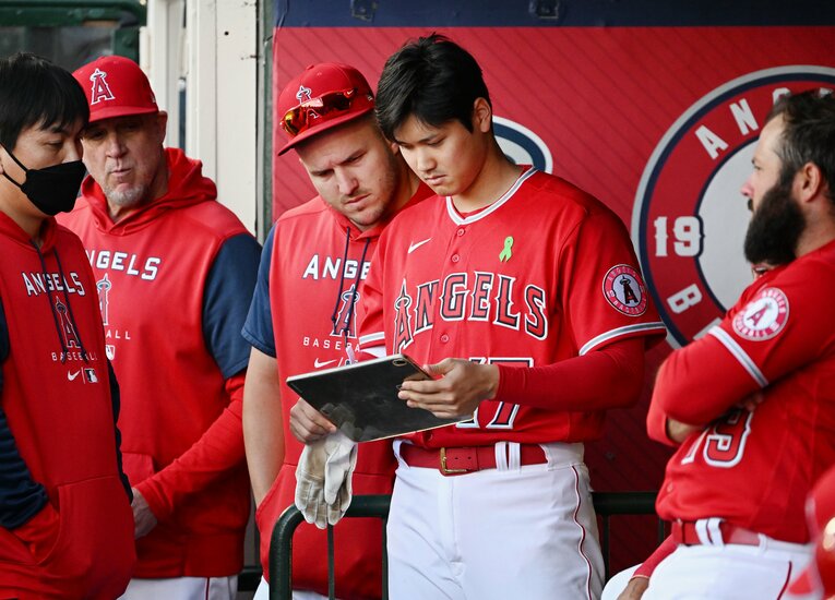 「20年前は想像もできなかった風景…“ベンチでiPad”に熱中する選手たち。トラウトの真剣な顔もいい」（2枚目／全6枚）　©John Cordes