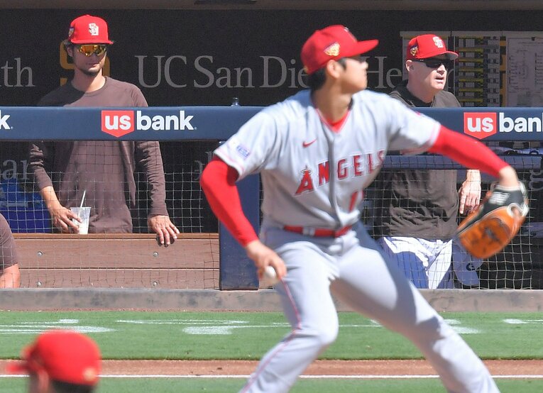 大谷の投球をベンチから見つめるダルビッシュ。今回の直接対決はお預けとなった　©JIJI PRESS