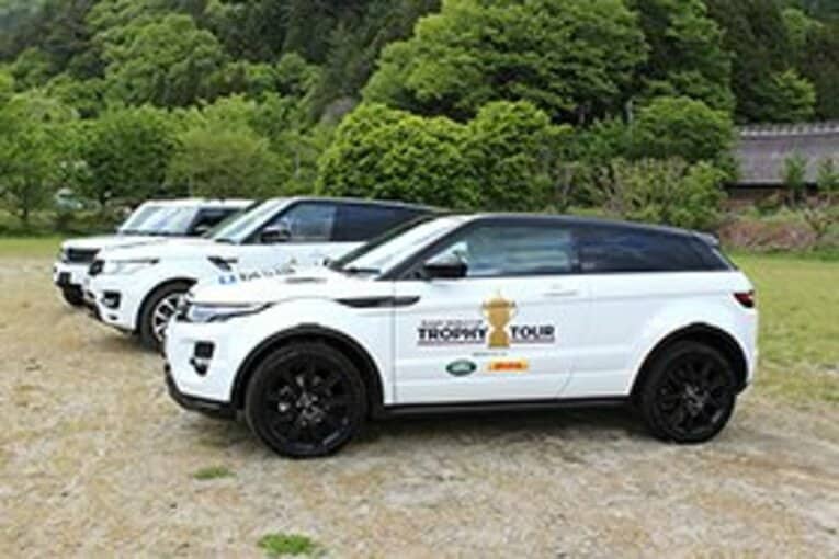 トロフィーツアー1番目の訪問国、日本ではラグビーワールドカップのステッカーを貼ったレンジローバーと最新のイヴォークが登場。都心から富士五湖周辺を走り、開催を強くアピール。 