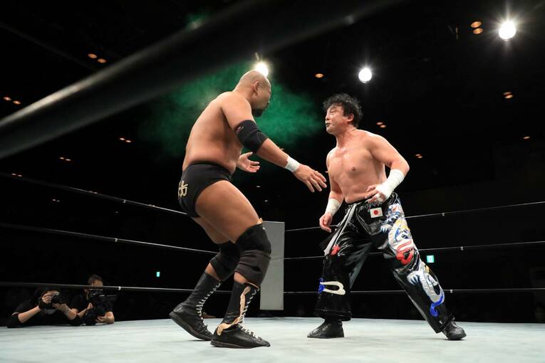 毒霧を噴射するTAJIRI。九州プロレスでは、マニアではなく大衆相手に魅せる試合が展開される　©九州プロレス