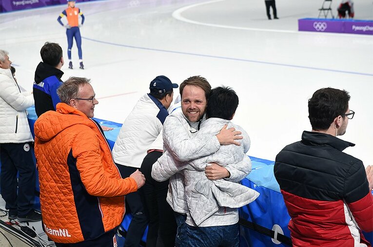 マススタートで高木菜那がゴールした瞬間のデビットコーチ（写真中央）。オランダと日本の指導技術の融合から生まれた金メダルだった。 ／ photograph by Naoya Sanuki/JMPA