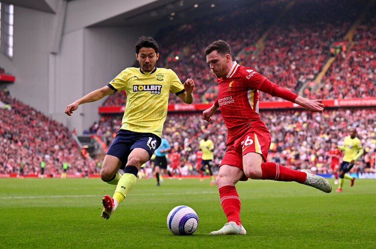 リバプール戦での菅原　©Getty Images